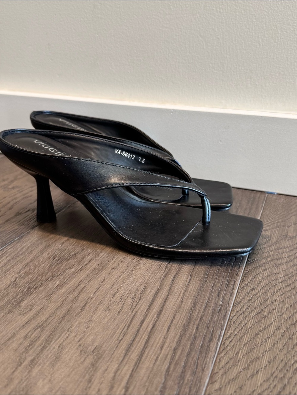 Black Square-Toe Kitten Heel Thong Sandals